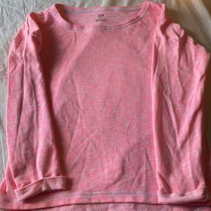 Rosa tröja att ha året om. Fint mönster i strl 152. frakt ingår. Tvättar såklart innan frakt.