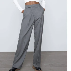 Gråa byxor från Zara - Grå kostymbyxor från Zara, strl S. Helt nya med prislapp kvar 💘 Frakt på 50kr tillkommer (spårbart)!