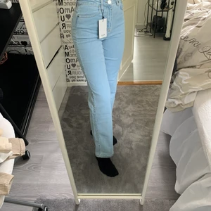 jeans - säljer dessa superfina jeans från madlady i stlk EU34-L32! säljer pga att jag tycker dom är lite för korta för mig! aldrig använda endast testade, lappen sitter kvar! ordinarie pris 549kr