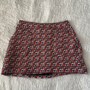 Kort kjol - En kort blå/röd/vit/guldig/glittrig kjol från zara med två ganska stora fickor 