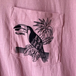 Billabong tshirt - Tshirt med tryck på fickan och ryggen. Anvånd två gånger.  Oversized modell.