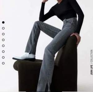 gråa tajta jeans med slits från zara, använda fåtal gånger. frakt ingår inte i priset