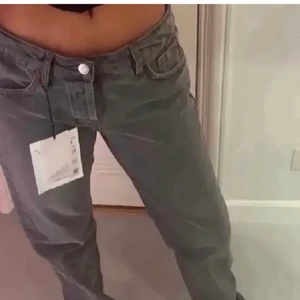 Gråa zara jeans  - FINNS KVAR! Gråa zara jeans i storlek 40, har sytt in dem i midjan hos en skräddare så passar snyggt på någon med 27/28 i midje mått. Snygga och passar till allt. Eftertraktade. Om du är intresserad skriv på min andra annons!! BÖRJAR OM BUDGIVNINGEN P