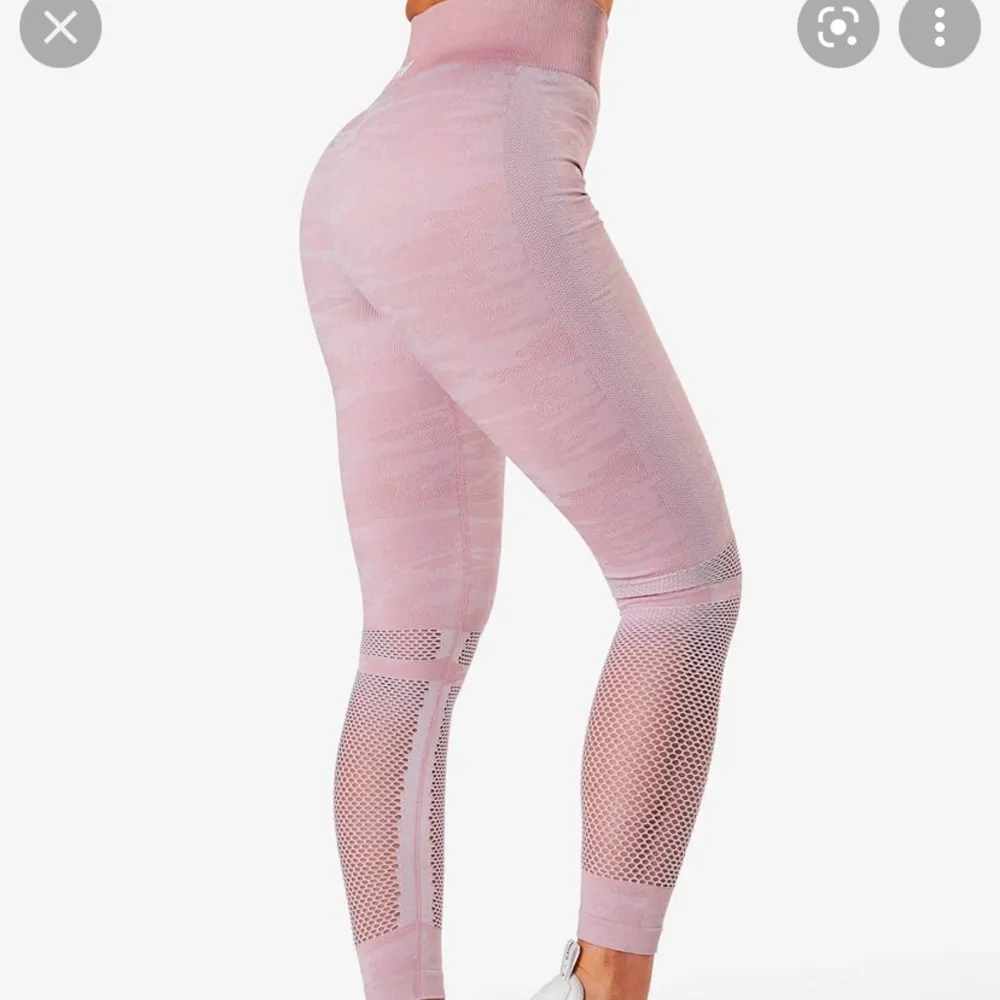 Sparsamt använda, storlek XS i byxorna (oklar storlek på sport-BH men brukar ha S så jag tror det är S). Pris för båda: 350 kr. Pris sport-BH: 50 kr. Tights: 300. Säljs inte längre på Icaniwills hemsida . Övrigt.