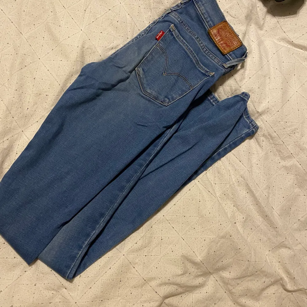 Super snygga tajta lågmidjade jeans från levis i det skönaste materialet!!! Storlek w25 och längd 32. Jeans & Byxor.