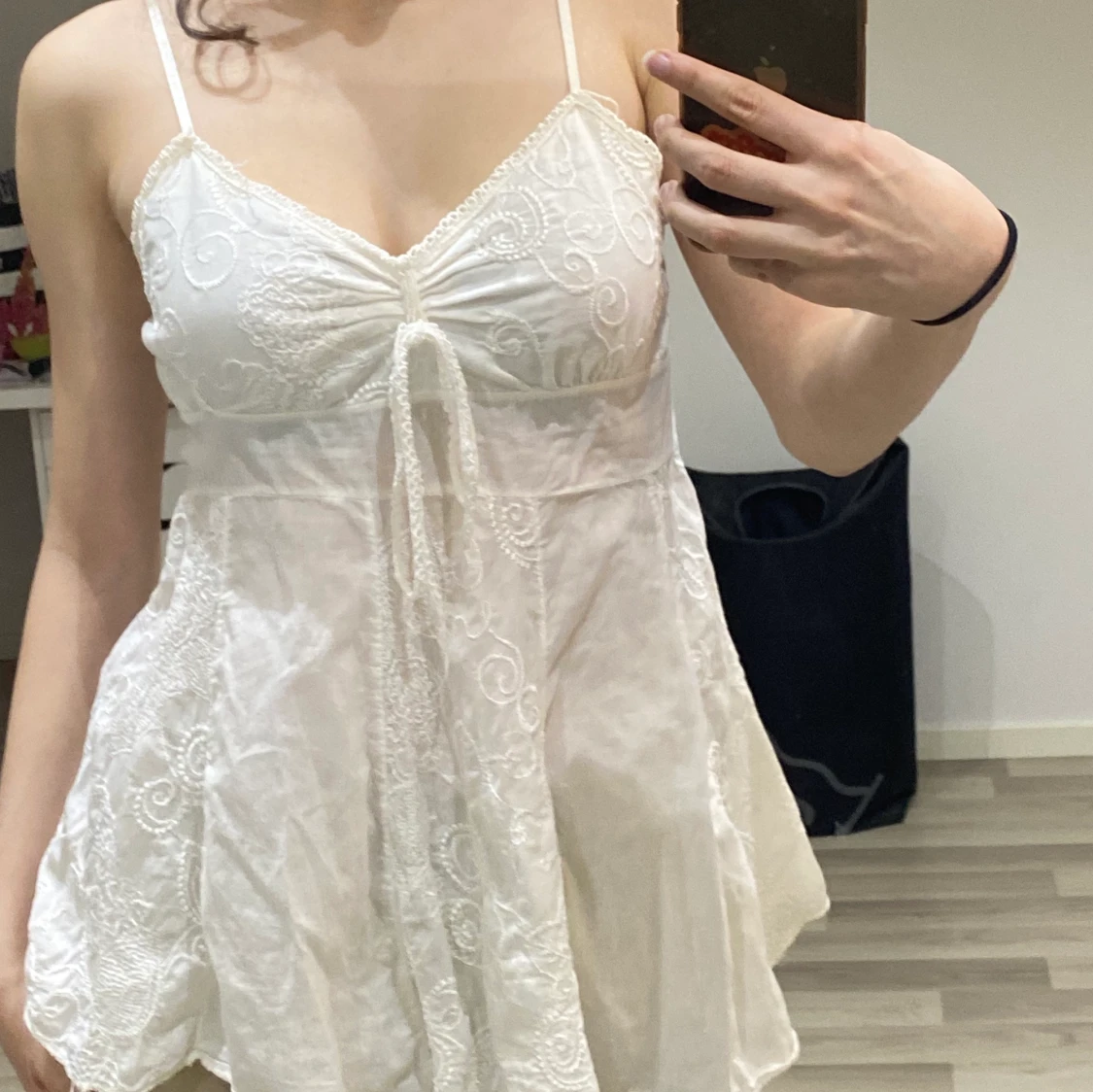 Gulligt vitt linne med brodyr đ€