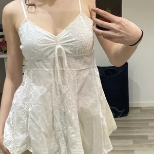 Gulligt vitt linne med brodyr 🤍 - Då några är intresserade av toppen blir det en liten budgivning som avslutas ikväll klockan 19! Jättefint vitt linne med brodyrer på, påminner väldigt mycket om toppen från Brandy Melville✨ Säljer den då jag rensar garderoben men den är verkligen supersnygg på sommaren när man är lite brunare 👍🏼 Jag har vanligtvis storlek 36/Small i mina kläder!