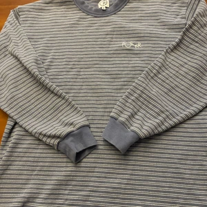 Polar Skate Co.Randig ljusblå ribbad M - Polar Skate Co. Randig ljusblå vit ribbad tröja  Storlek M bra skick Nypris 650 Pris 320 SMS eller Ring 0708942932