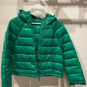 Snygg jacka från Zara - Skitsnygg grön jacka från Zara. Inköpt för någon månad sedan, använd 2 ggr så den är i nyskick. Den är väldigt lik Moncler jackorna.