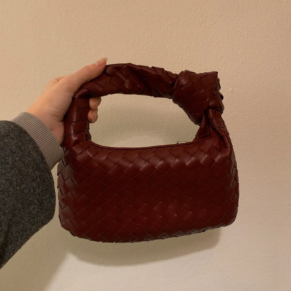 Supersnygg oanvänd bottega veneta liknande väska i en supersnygg vinröd färg. Frakt tillkommer 66kr. Väskor.