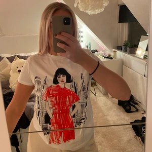 T-shirt från Zara - Cool t-shirt från Zara. Inte mycket använd❤️🤍🖤
