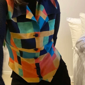 Retro väst - Cool retro väst köpt second hand. Står ingen storlek men skulle säga s. Frakten är 51kr😊