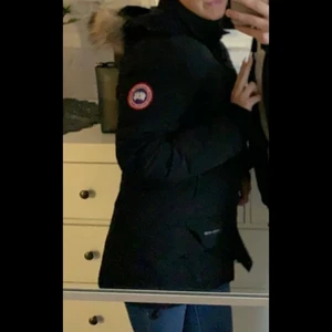 Canada Goose Jacka strl S - Säljer nu min Canada Goose vinterjacka, eftersom den är för liten för mig. Det är storlek S men passar bra i XS. Skriv för intresse!💗