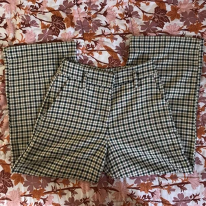 byxor  - Dessa är hur snygga som helst, men för korta på mig som är 173 (därav också bara använda nån enstaka gång). Har ett par tråddragningar som jag dragit in på insidan av byxorna, men inga trådar som gått av. Dessa är raka och vida i benen! ☀️ Möts upp i Göteborg/köparen betalar frakt! 🤠