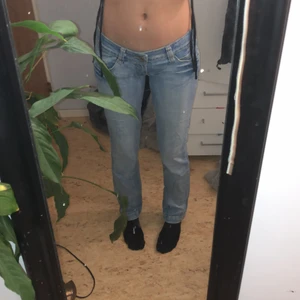 Low Rise Bershka jeans, stl 36 - Jag säljer dom hära skit snygga low rise jeansen pga dom e för låg midjade för min smak, jag köpte dom begagnat men jag har aldrig använt dom, väldigt fräscha. Jage 173 och dom här e perfekt långa för mig.