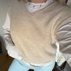 Stickad väst - Stickad väst storlek S från stradivarius. Nytt skick.