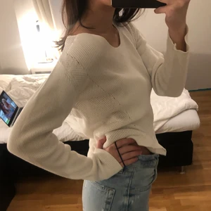 vit långärmad tröja - fyndade denna vita långärmade tröja second hand, men tyvärr har den inte kommit till användning. därför säljer jag den 💕