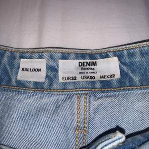 Balloon formade, liknande boyfriend jeans, med en sliten stil. Storlek 32, använda ett fåtal gånger och är i fint skick!✌🏼✨