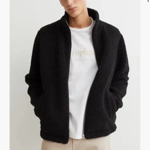 Teddy jacka  - Säljer min svarta Teddy jacka som är köpt från hms herravdelning. Säljer för har rensat min garderob och har typ inte plats för den.