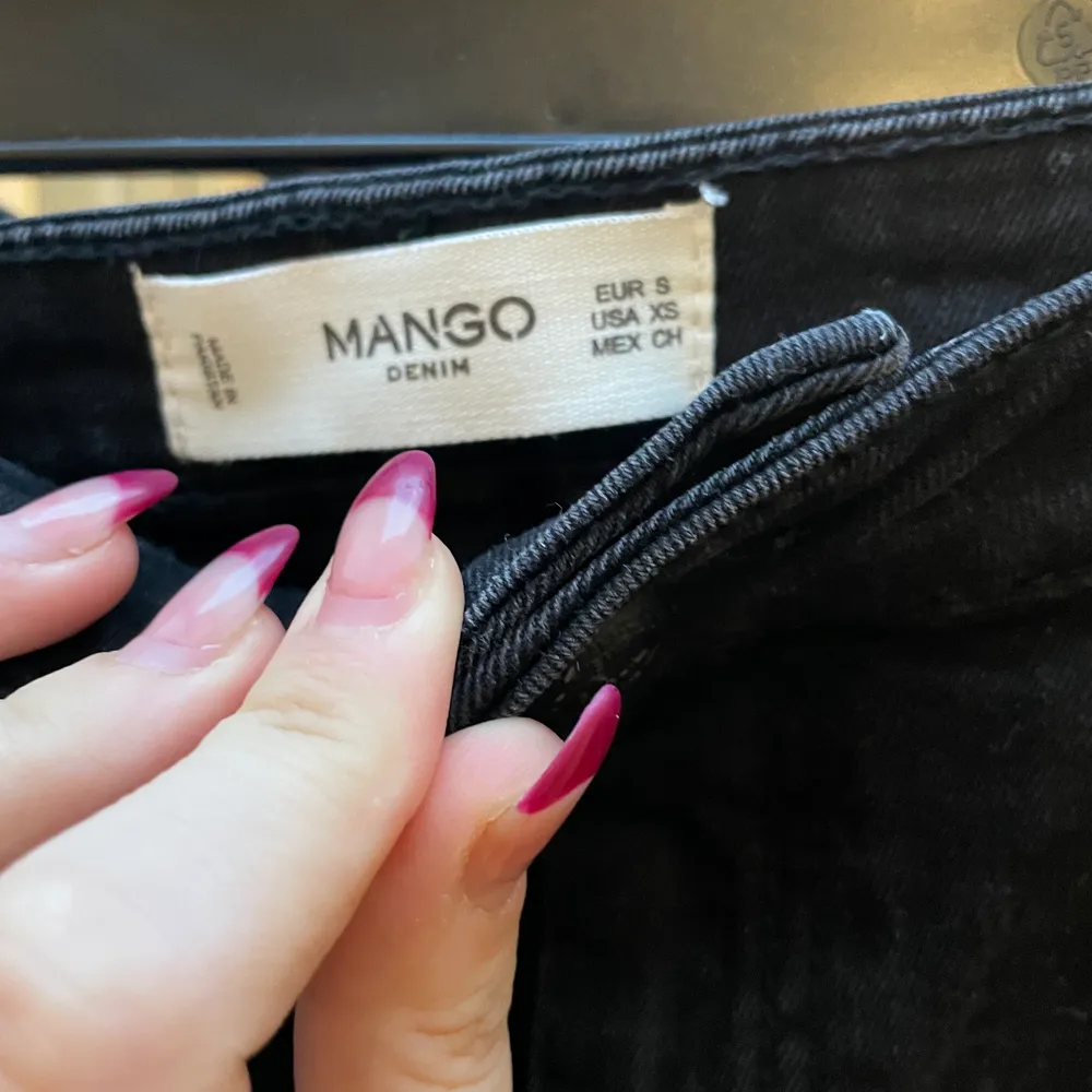 Svart jeanskjol från mango strl S. Kjolar.