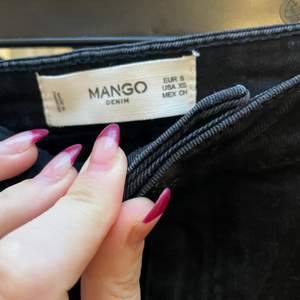 Svart jeanskjol från mango strl S