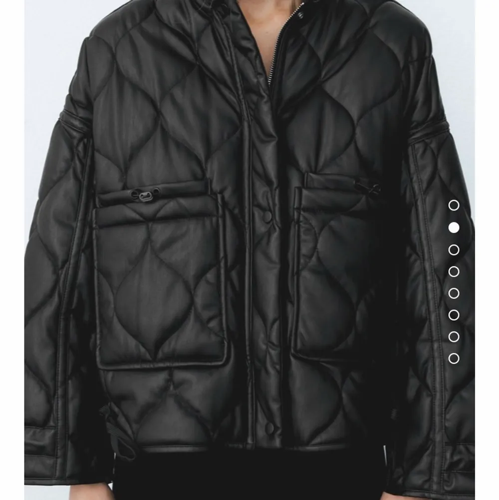 Säljer nu denna fina jackan från Zara, nytt skick använt ett fåtal gånger💕. Jackor.