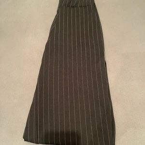 Kostymbyxor  - Hej! Säljer dessa kostym aktiga byxor från Boohoo i storlek XS. Byxorna är uppsydda då jag är kort men använder inte dessa längre. 