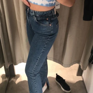 Mörkblå jeans - Mörkblå jeans från zara med sits nedtill 💓