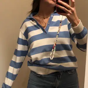 Selling this very cute vintage polo knit top! Doesn’t have a size tag but it fits like a small. 