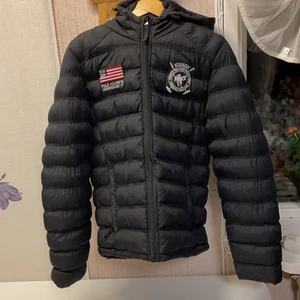 Vinston dunjacka - Rensar garderoben