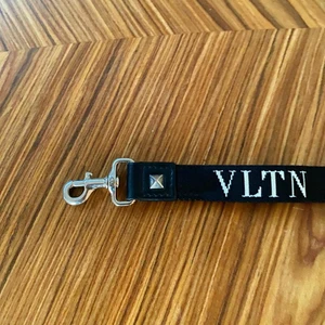 Valentino Nyckelring - Valentino Key Chain Skick: 9/10  Storlek: One Size Bud: 1000 kr Pris: 1200 kr eller bud Fraktas spårbart för 66 kr med postnord📦 Tveka inte att skicka ett DM om du har en fråga🥰  #tjejtrend