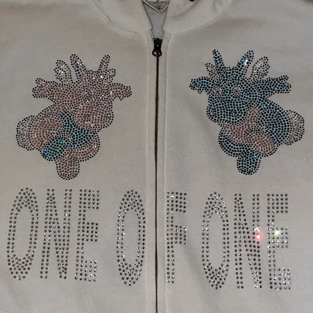  Säljer min limited One Of One hoodie i storlek S💙(hoodien är TTS) väldigt fint skick & alla stenar är kvar💗(snören kommer såklart med!!) Köp direkt för 1000🤍(ej hugget i sten!) Skriv privat för fler bilder/frågor💗. Hoodies.