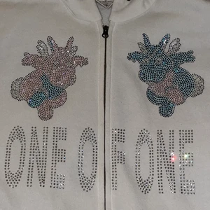 One of one hoodie💙💗 -  Säljer min limited One Of One hoodie i storlek S💙(hoodien är TTS) väldigt fint skick & alla stenar är kvar💗(snören kommer såklart med!!) Köp direkt för 1000🤍(ej hugget i sten!) Skriv privat för fler bilder/frågor💗