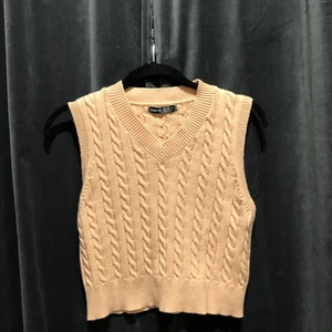 beige stickad väst - jättefin stickad beige väst. den har väldigt skönt material och väldigt fin färg, lite av magen synns när man använder den utan något under (är 172cm lång) men annars jättebra passform, säljer pga inte min stil och använder ej