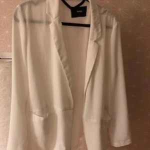 Vit tunn kavaj - Kavaj liknande. Fast tunt material. Storlek M