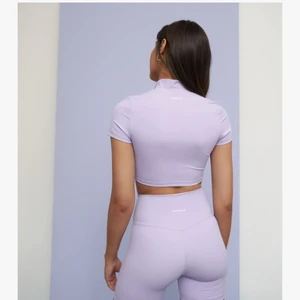 💜 - Pastel lila set från Adanola, helt nytt! Super snygg passform + asskönt och soft material. Shortsen är i strl M, toppen S. Färgen stämmer med bild 1 💜 Ord pris 777 + tax + frakt 💜 Lika snyggt till träningen, utomhus elr bara som loungekläder!