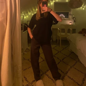 bruna mjukisbyxor - perfekta mjukisbyxorna! så sköna och helt i nyskick! mörkbruna i stl xs!