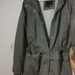 157 - Super fin varm och kön men har ett litet problem och är att Dragkedja på jackan e sönder men går att fixa 