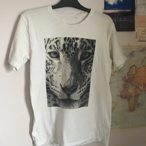 The Cool Elephant T-shirt  - T-shirt i bra skick men som man ser på bilden är märket där bak något urtvättat! Originalpris:380kr 