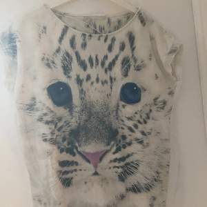Vit t-shirt med leopard tryck💕