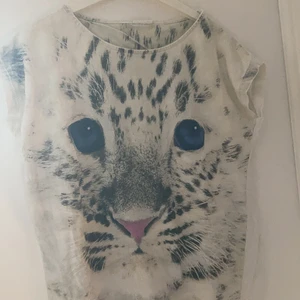 Leopard tröja - Vit t-shirt med leopard tryck💕