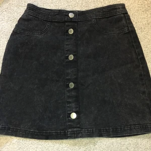 Svart jeanskjol - En fin svart jeanskjol i helt nytt skick. Kostar 40kr+24kr frakt❣️ strl xs