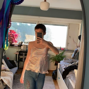 Söt topp - Rosa topp från Kappahl i barnstotlek 152 men passar mig som har S-M i vanliga fall. Silkigt och skönt material med lite volanger. Läs gärna min bio innan du kontaktar mig:)