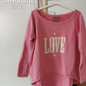 Femme sweatshirt stl S - Sweatshirt i unik modell, lite fabriksgjorda slitningar och längre bak. Skitsnygg! Inte använd mycket pga lite för liten för mig. Stl S