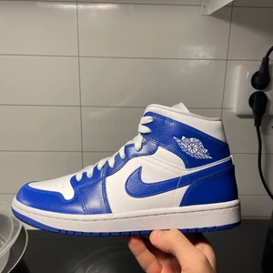 Jordan 1 mid Kentucky blue - Hej! Jag har dessa Jordan 1 mid kentucky blue i dem flesta storlekarna.  Skorna är UNISEX och kan alltså bäras av båda könen.  Jag har alla storlekar ifrån 40 ända upp till 44.  Jag har även några storlekar under 40.   Alla skor är helt nya och ligger i sina originalförpackningar. Jag har kvitto på samtliga skor.  Skorna kan skickas emot en fraktkostnad på 99kr eller så kan dem hämtas i centrala Örebro.  Hör gärna av dig om du har frågor Mvh Måns