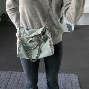 Stella macCartney väska  - Intressekoll på min stella McCartney väska i färgen ljusblå. Väskan är i bra skick. Dustbag och äkthetsbevis finns!☺️ kan tänka mig att byta mot annan färg, strl: mini💙