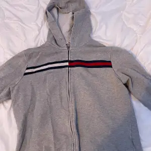 Vintage tommy hilfiger kofta i strl S/M. köpt för 500 på beyond retro. säljer för 300💕