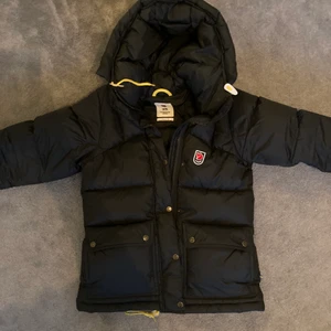 Fjällräven - !!OBS ENDAST BYTE!! Hej! Jag köpte min fjällräven jacka för ungefär ett halvår sedan. Den är i väldigt gott skick och knappt använd. Jag skulle vara intresserad av ett byte till annan färg, mörkblå i antingen S eller XS. Denna är i storlek XS❤️!! INTE INTRESSERAD AV ATT SÄLJA!!