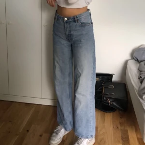 Jeans från monki - Blåa jeans från monki i storleken 27. Väldigt bra skick och sitter bra på. Vill du ha dem skickat står du för frakten. 