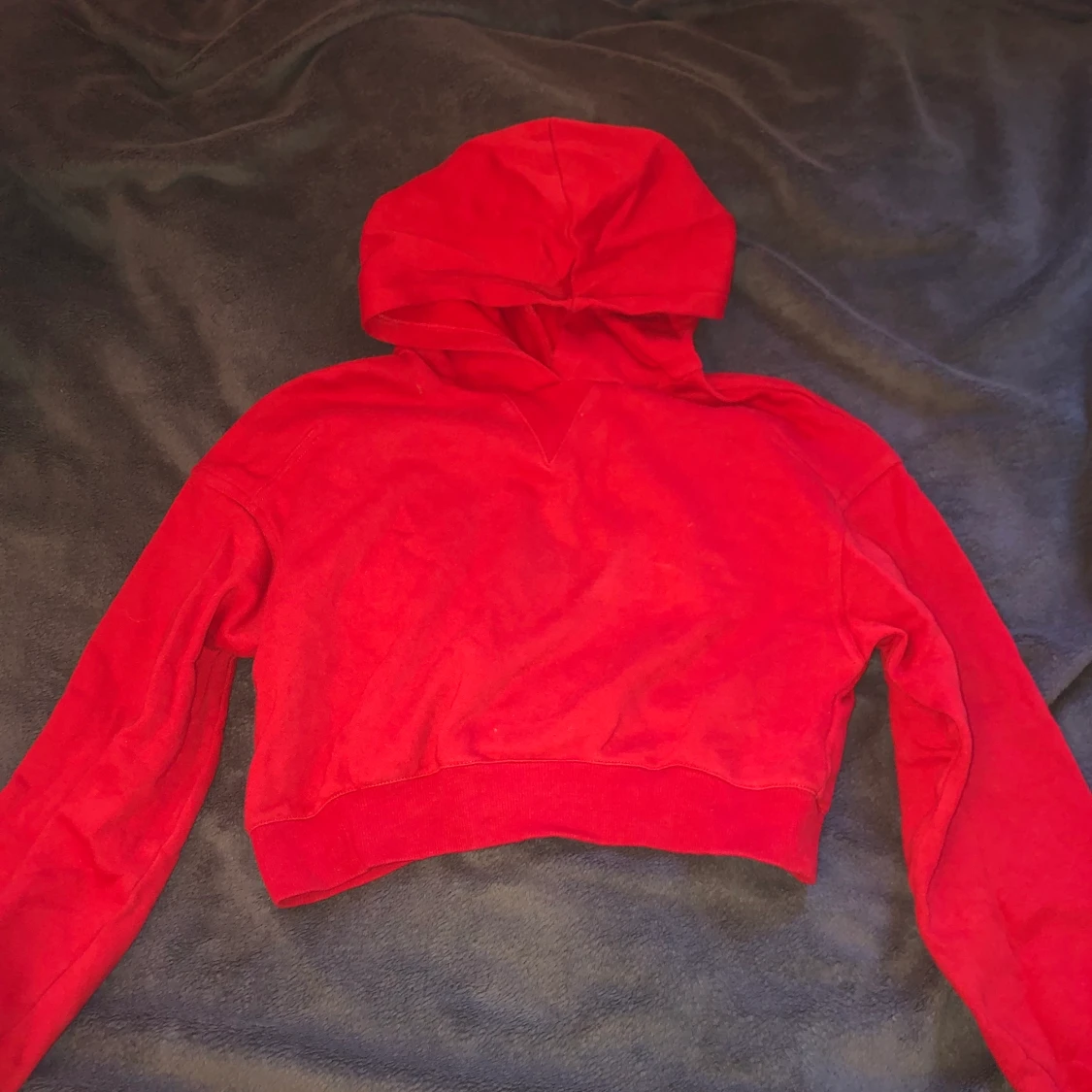 Snygg röd cropad hoodie